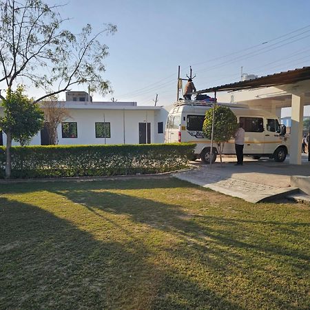 Govind Resort Mathura Bagian luar foto